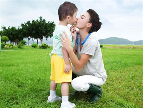 夢見抱別人的孩子|夢見抱別人小孩